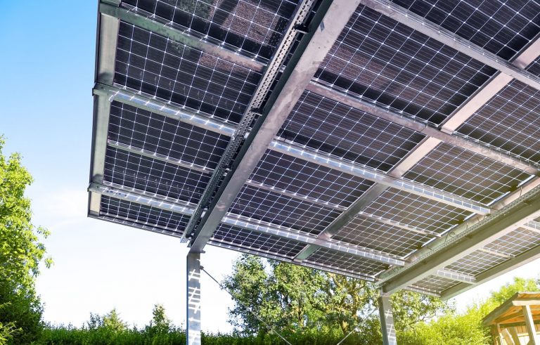 Carport mit Solaranlage auf dem Dach