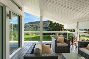 Terrasse eines Haus am See mit Schleppdach