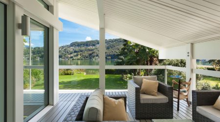 Terrasse eines Haus am See mit Schleppdach