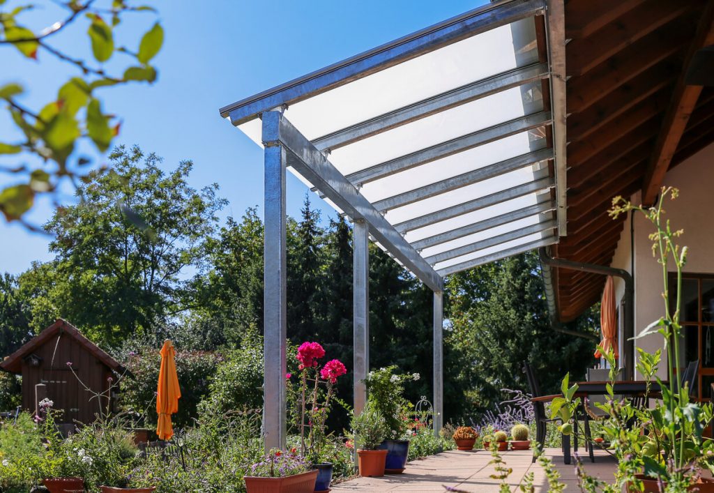 Terrasse mit Garten und Schleppdach