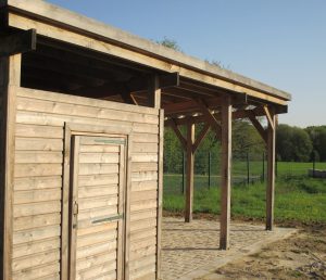 Carport aus Holz mit Schuppen in einem Garten