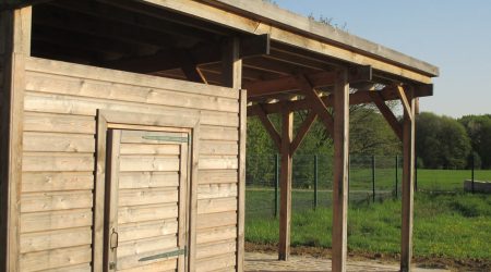 Carport aus Holz mit Schuppen in einem Garten