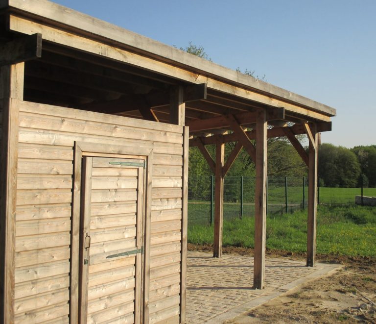 Carport aus Holz mit Schuppen in einem Garten