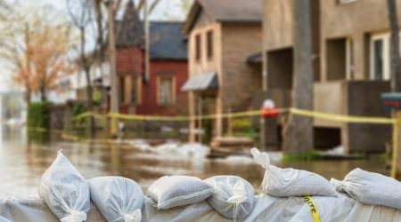 Sandsäcke auf einer Schutzwand zum Schutz vor Hochwasser