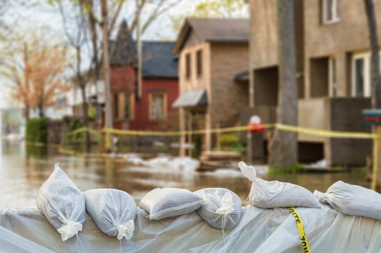 Sandsäcke auf einer Schutzwand zum Schutz vor Hochwasser