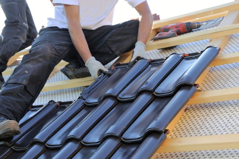 Dachdecker bei einer neuen Dacheindeckung während der Arbeit