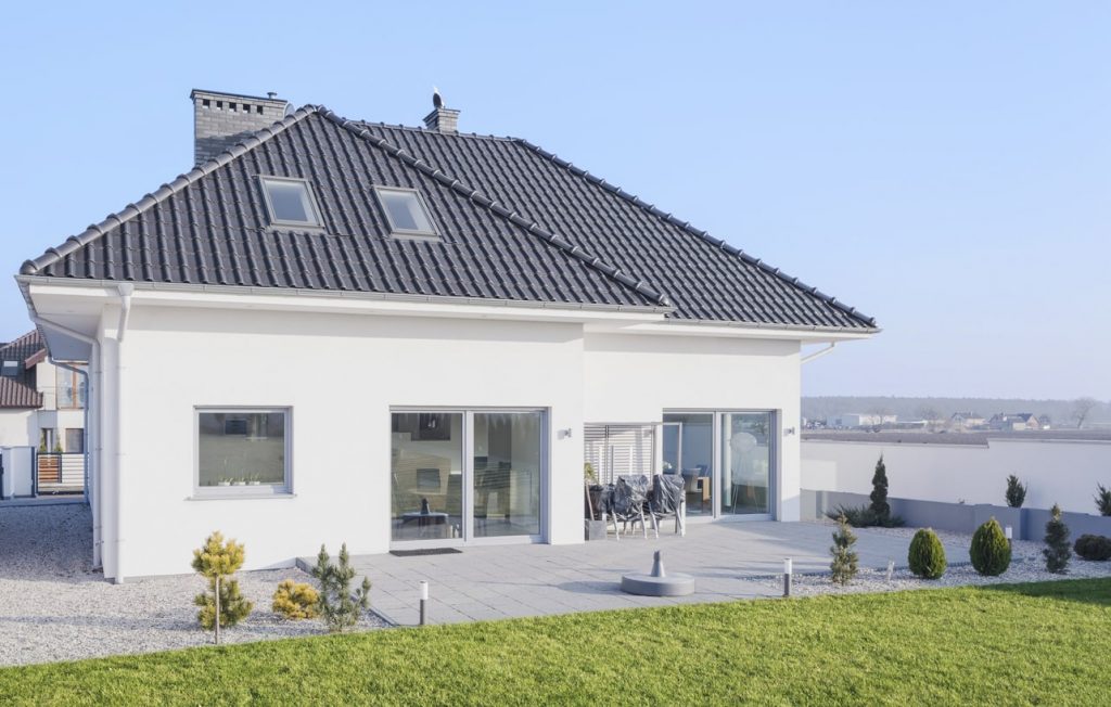 Moderner Fertighaus Bungalow im skandinavischen Stil mit Terrasse