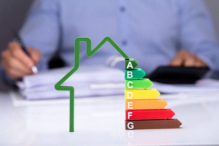 Model-Haus mit Energie-Effizienzrate auf einem Tisch