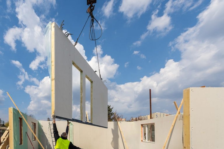 Bau eines neuen und modernen Modul Fertighauses