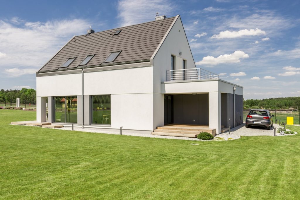 Fertig gestelltes Fertighaus mit Garten und Rasen