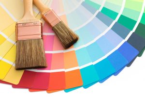 Farbpalette mit Pinseln