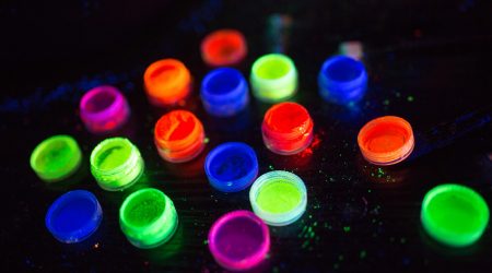 Fluoreszierende Farben in kleinen Schälchen