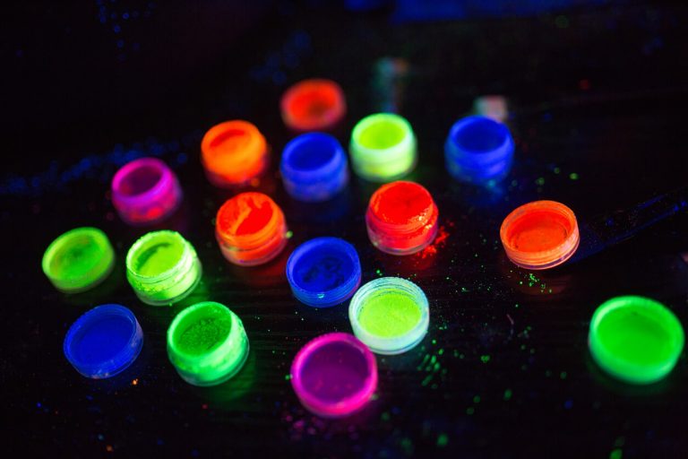 Fluoreszierende Farben in kleinen Schälchen