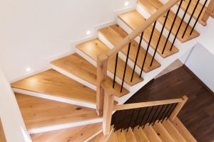 Handlauf einer Holztreppe