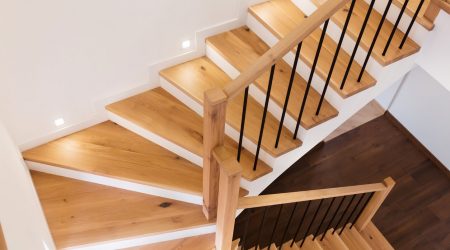 Handlauf einer Holztreppe