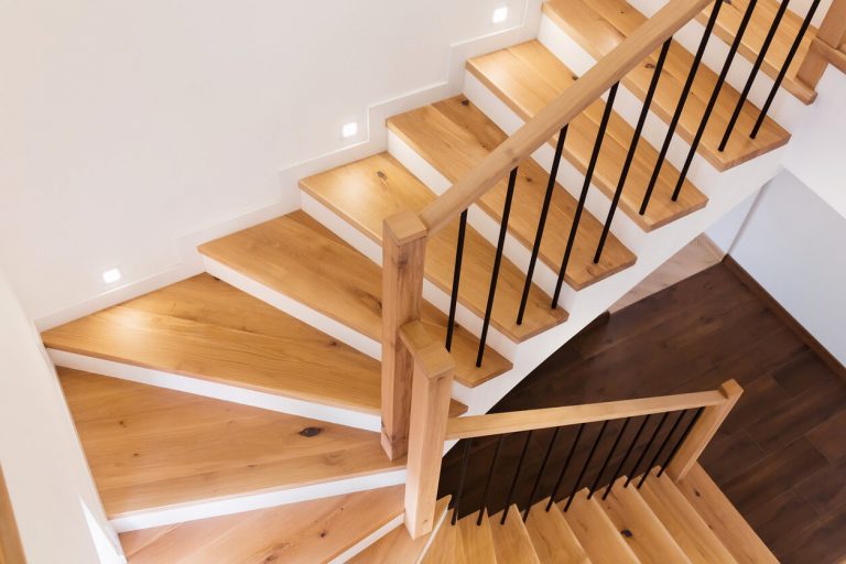 Handlauf einer Holztreppe