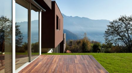 Terrasse aus Thermoeschen-Holz