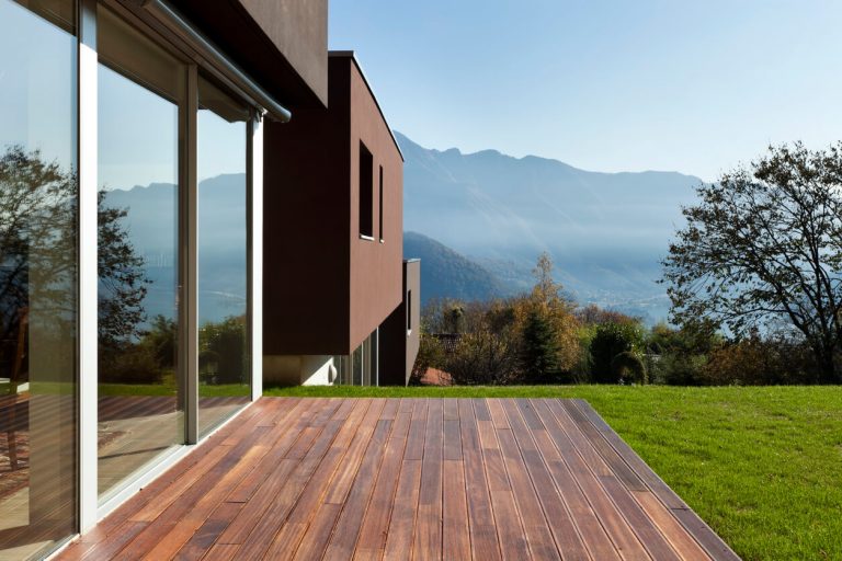 Terrasse aus Thermoeschen-Holz