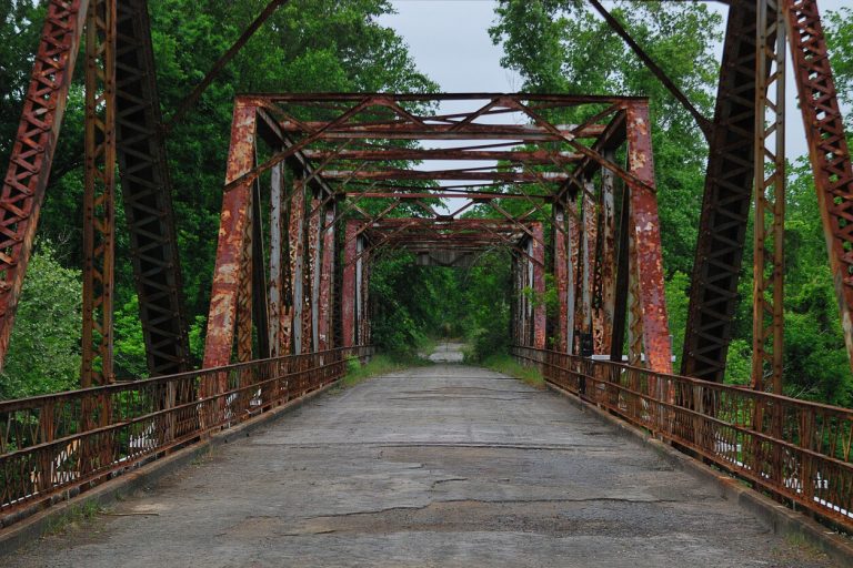 Blick auf eine rostige Brücke