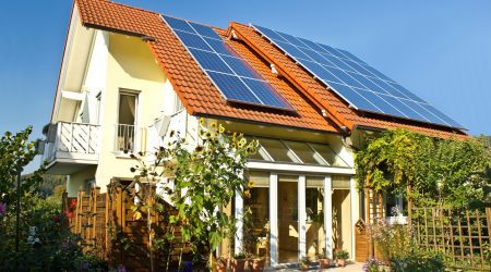 Solarthermieanlage auf dem Dach eines Einfamilienhauses