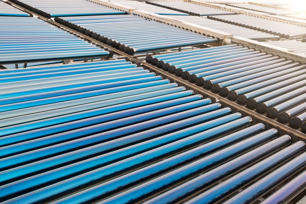 Vakuumröhrenkollektoren der Solaranlage zur Warmwasserbereitung auf dem Dach