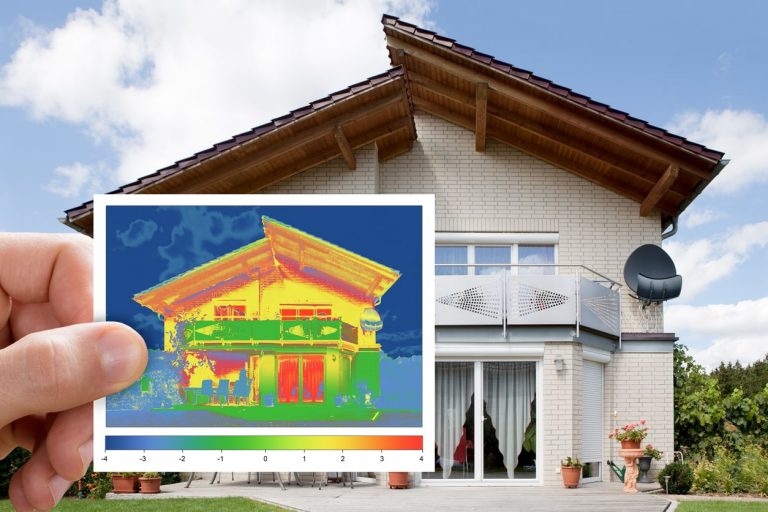 Ein Wärmebildfoto von einem Wohnhaus mit Haus im Hintergrund