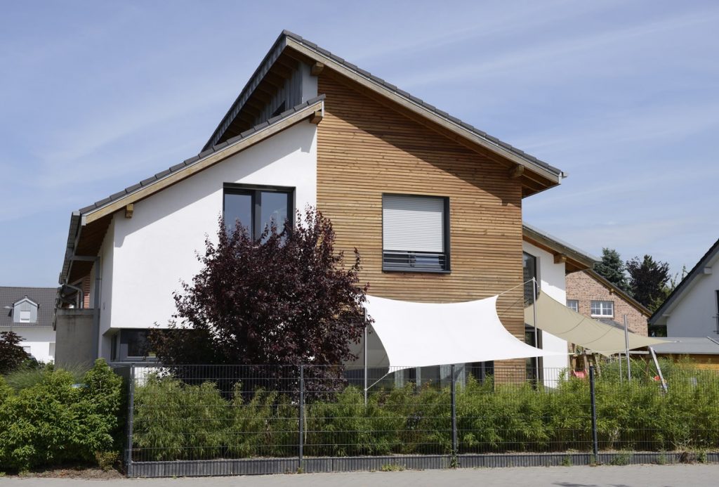 Modernes Fertighaus mit Holzfassade und Schrägdach