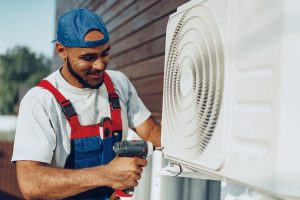 Techniker installiert Lüftungsanlage