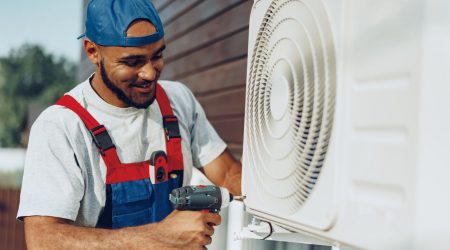 Techniker installiert Lüftungsanlage
