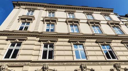 Klassisches Gebäude in Hamburg mit typischen Gesimsen