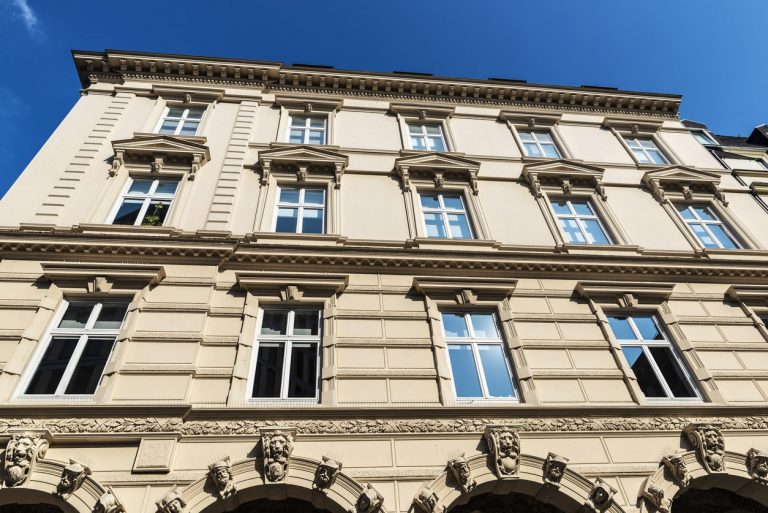 Klassisches Gebäude in Hamburg mit typischen Gesimsen