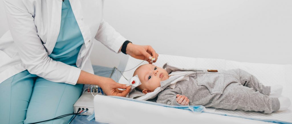 Hörtest bei einem Baby mit kleinen Sonden