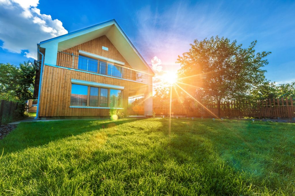 Modernes Holzhaus mit blauem Himmel im Hintergrund