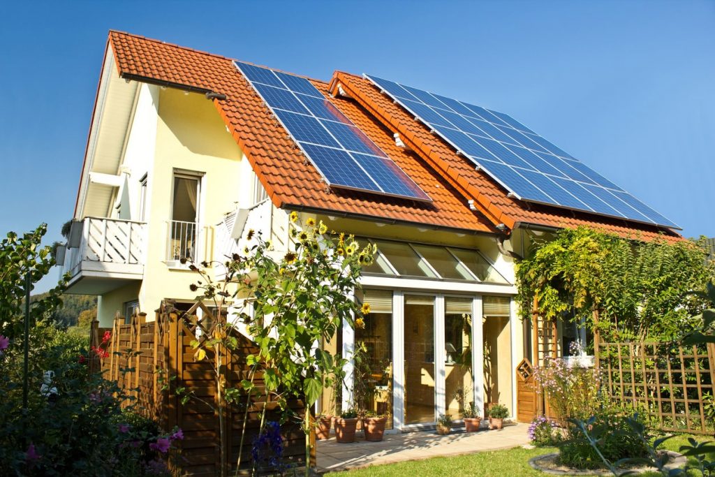 Solarthermieanlage auf dem Dach eines Einfamilienhauses.