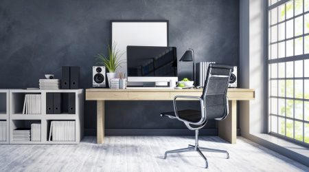 Direkte und indirekte Beleuchtung im Home Office an einem modernen Arbeitsplatz