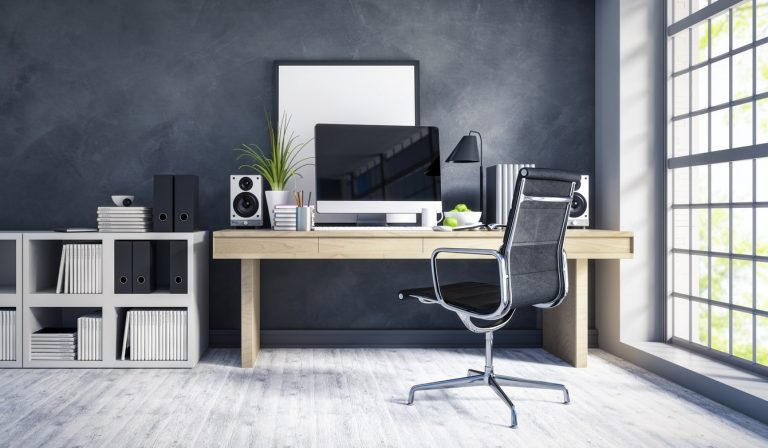 Direkte und indirekte Beleuchtung im Home Office an einem modernen Arbeitsplatz