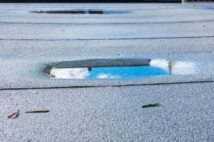 Regenwasser auf einem welligen Flachdach