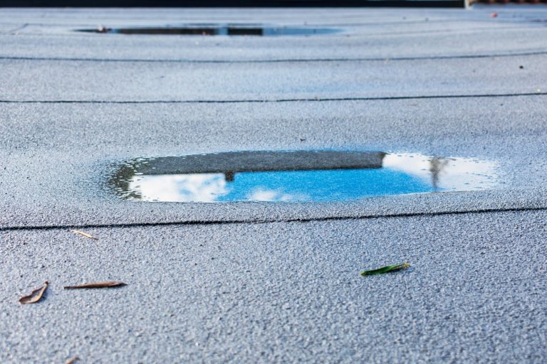 Regenwasser auf einem welligen Flachdach