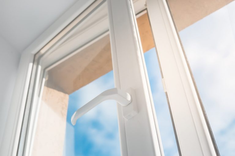 Geöffnetes Fenster aus Kunststoff