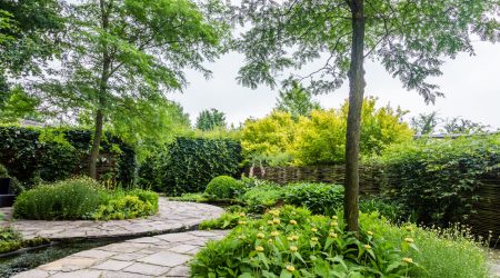 Garten mit runden Natursteinelementen