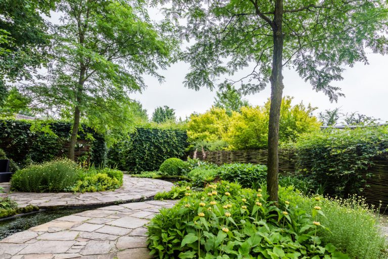 Garten mit runden Natursteinelementen