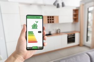 Smartphone in einer Hand zeigt Energieeffizienzklassen