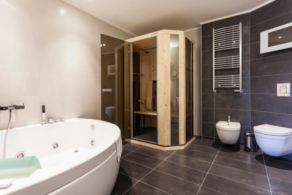Modernes Badezimmer mit Sauna