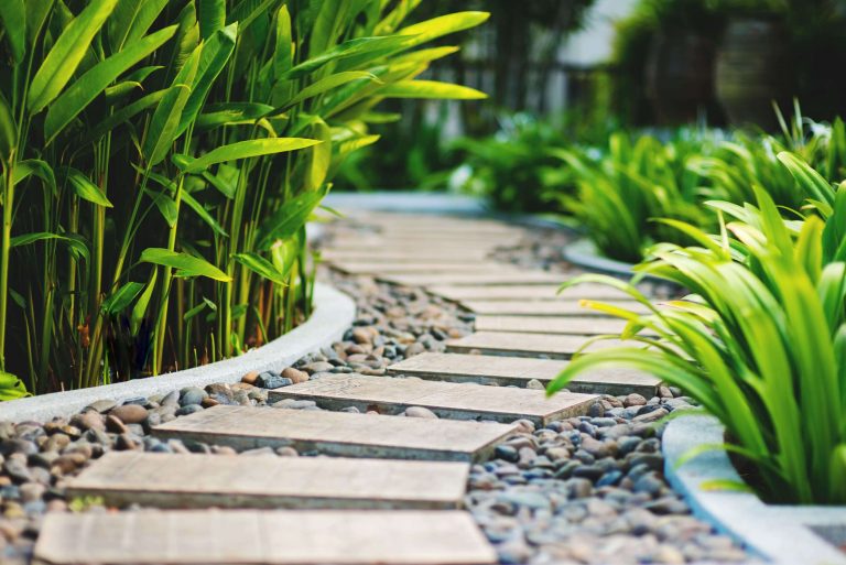 Verzierter Gartenweg mit Schotter und Steinplatten
