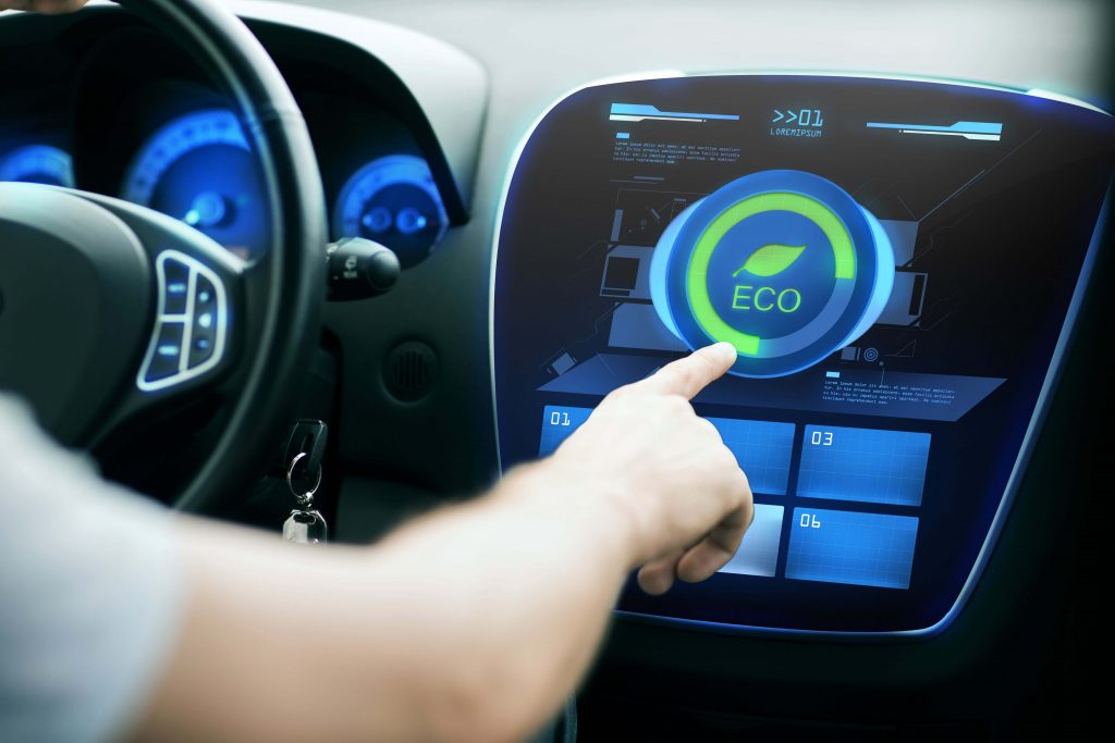 Mann stellt den Umweltmodus im Auto ein