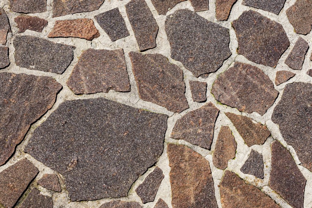 Bodenbelag aus Porphyr-Bruchsteinplatten