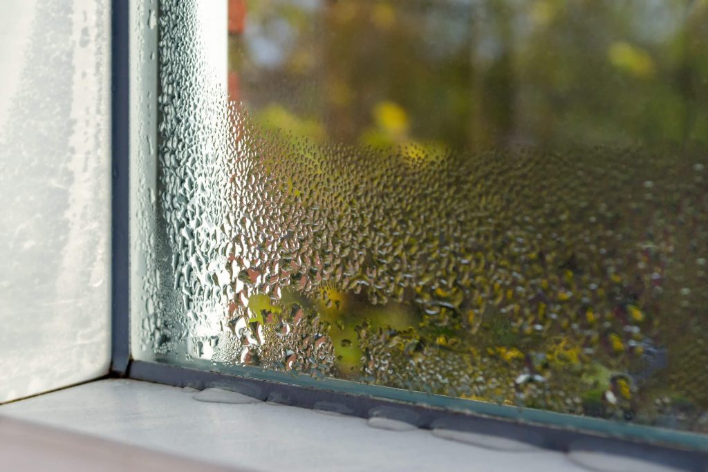 Fenster mit Wassertropfen