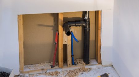 Strangsanierung von Wasserrohren in einer Wand