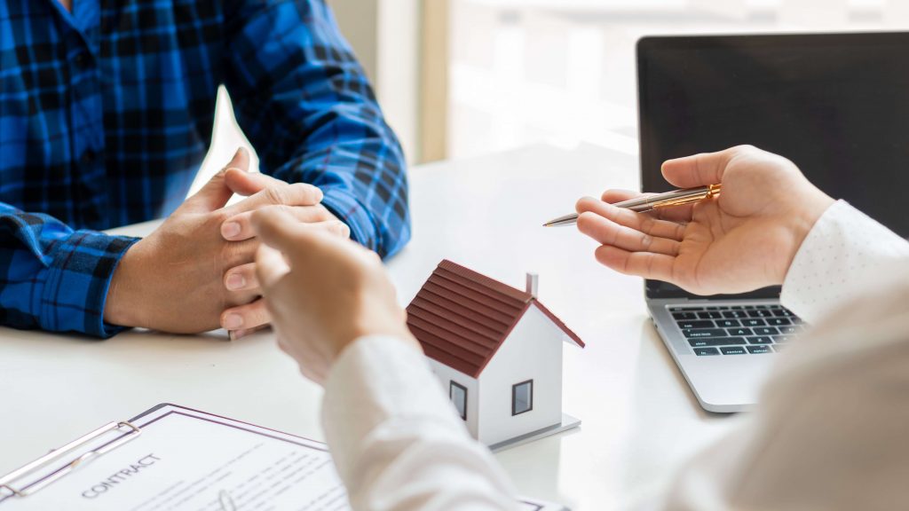 Mann beantragt Baugenehmigung