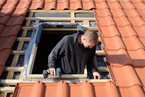 Dachdecker baut Dachfenster ein